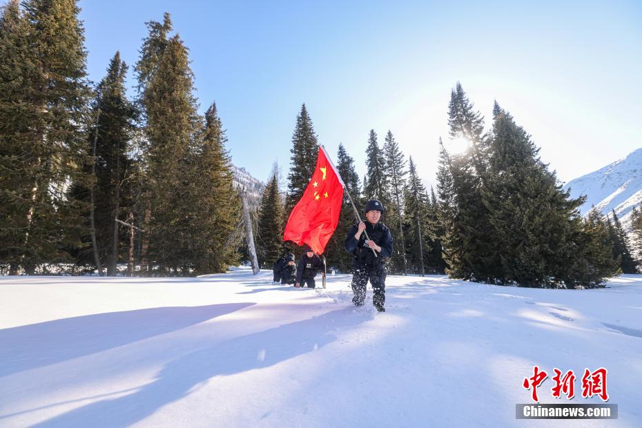 “积雪没过小腿”新疆阿勒泰民警踏雪巡边