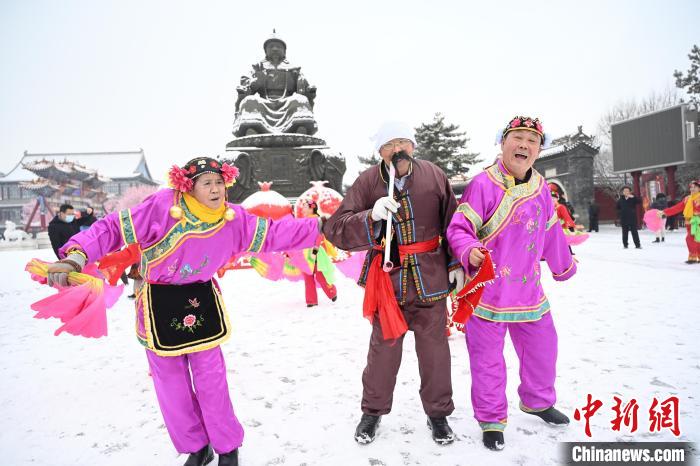 2月13日，秧歌队在呼和浩特市大召广场雪中起舞。　刘文华 摄