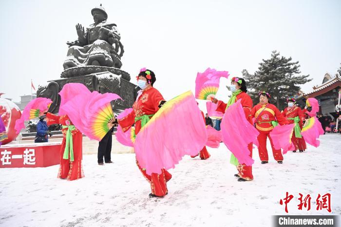 2月13日，秧歌队在呼和浩特市大召广场雪中起舞。　刘文华 摄