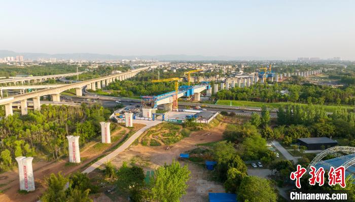 航拍正在建设的成都至自贡高速铁路跨成都绕城高速公路连续梁施工现场。　刘忠俊 摄