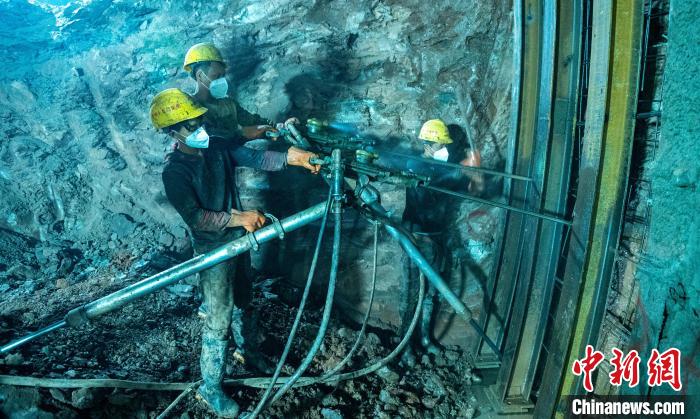 龙泉山1号隧道内工人师傅正在进行打孔作业。　刘忠俊 摄