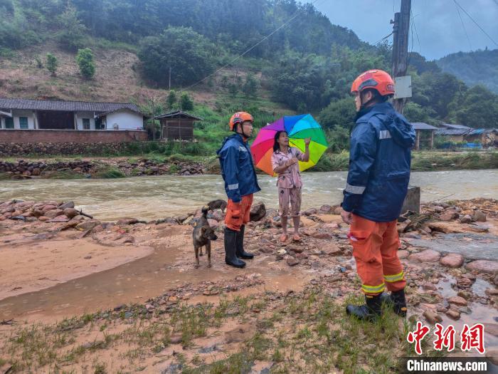 40名“火焰蓝”冒雨挺进闽西失联山村疏散转移300余人