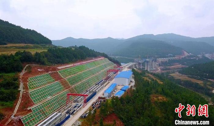 四川成都经绵阳苍溪至巴中高速公路项目26座隧道顺利贯通