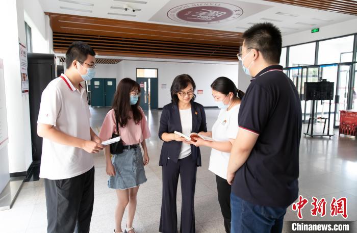 天津师范大学跨文化与世界文学研究院院长、教授郝岚为同学们解答问题。　王在御 摄