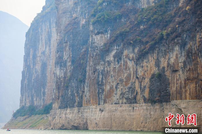 图为瞿塘峡两岸壮丽景致。　梁钦卿 摄