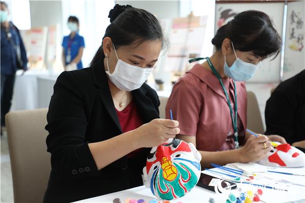 展览会现场，泰国民众体验画脸谱。人民网记者 赵益普摄