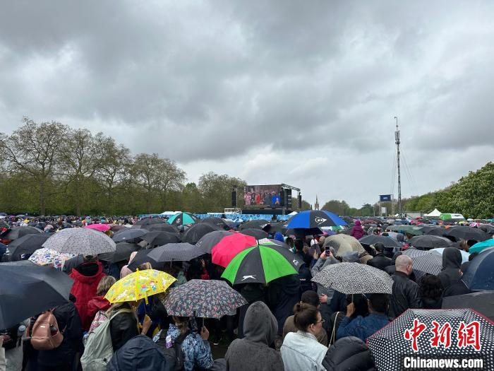 当地时间5月6日，英国国王查尔斯三世的加冕仪式举行。民众雨中观看仪式。　欧阳开宇 摄