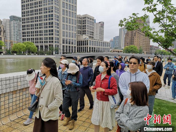 新阶层人士走读黄浦苏州河沿岸。　范宇斌 摄