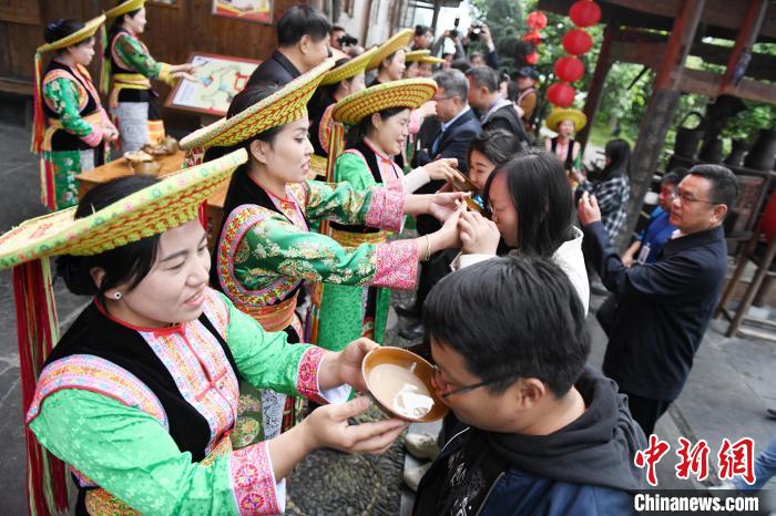 枫香瑶寨村民用拦门酒热情迎接客人。　杨华峰 摄