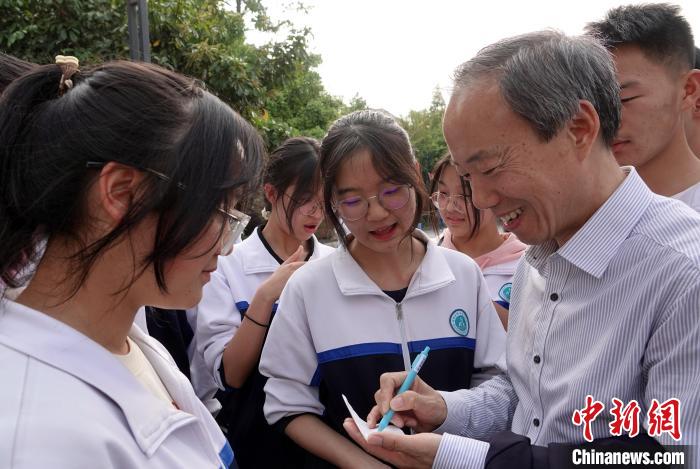 论坛闭幕后，王心源研究员应邀参访腾冲第一中学与学生代表座谈交流，为学生签名寄语。　<a target='_blank' href='/'><p  align=