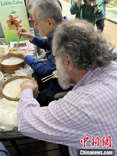 外交官们体验做立夏饼。　华东师范大学供图