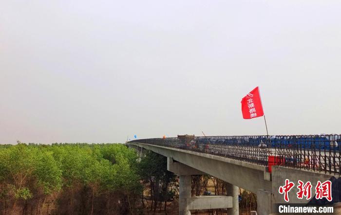 胡杨林上架“飞龙”新疆图昆沙漠公路叶尔羌特大桥完成主体结构