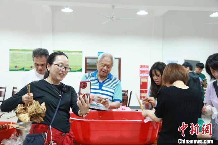 台胞与台湾亲友视频连线现场。　周蔚娜供图