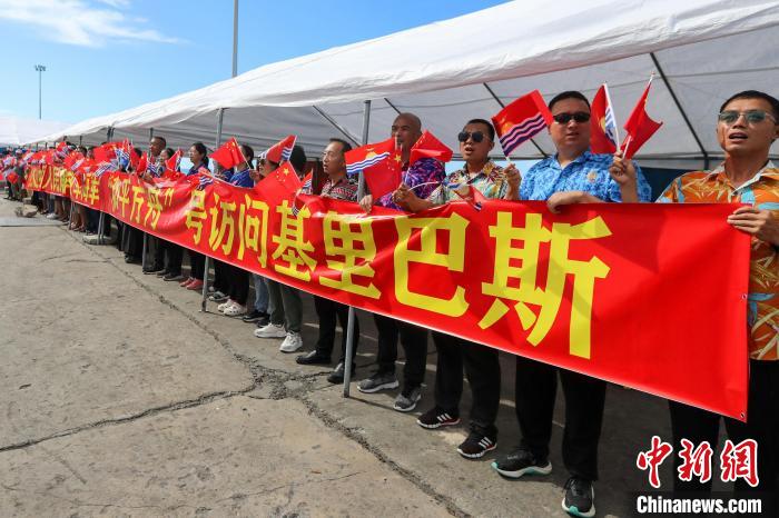 华侨华人、中资机构等拉起横幅，欢迎“和平方舟”号医院船来访。　徐巍 摄