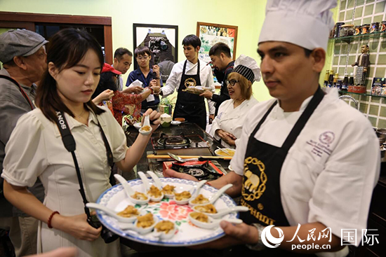 7月19日，参加美食活动的多国代表品尝泰式传统美食。人民网记者 张矜若摄