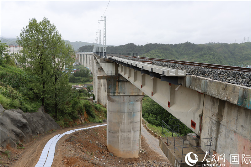 贵州毕节的五里坪特大桥是正在建设中的叙毕铁路（四川叙永-贵州毕节）贵州段重点控制性工程，也是西部陆海新通道的主要通道之一。图为建设中的五里坪特大桥现场。人民网记者 苑基荣摄