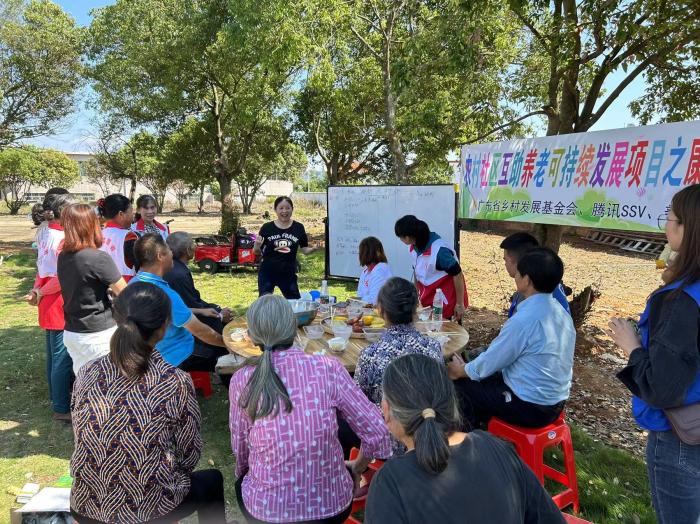 10月23日，广东韶关农村的互助养老探索，结合仁化县董塘镇新龙村的重阳节活动，将村支书、妇女主任、项目管理人员、新龙村助老员、村民志愿者、健康热心的老人聚集在一起。 受访者供图