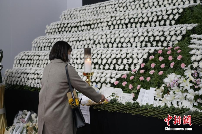 当地时间11月1日23时45分许，韩国民众在位于首尔广场的集体焚香所悼念梨泰院踩踏事故遇难者。 <a target='_blank' href='/'><p  align=