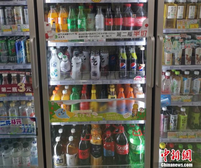 某便利店，最便宜的瓶装饮料也在4元以上。<a target='_blank' href='/' ><p  align=