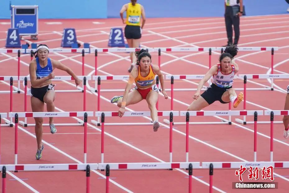 第一届全国学生(青年)运动会田径女子大学乙组100米栏决赛中，吴艳妮轻松夺冠。图为吴艳妮在比赛中。陈冠言 摄