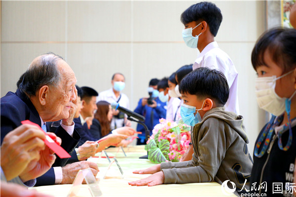 图为奖助学金颁发现场。人民网记者 白元琪摄