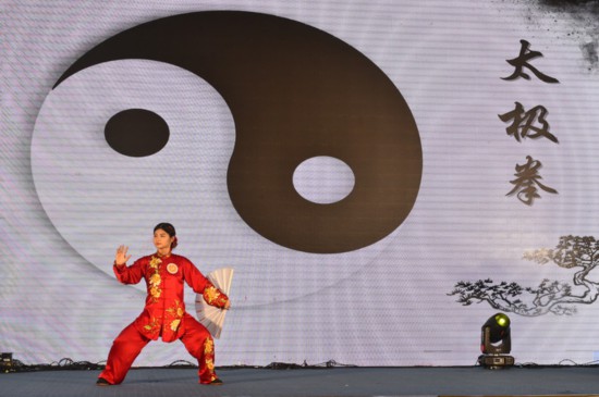 5月20日，第22届“汉语桥”世界大学生中文比赛越南北部及中部赛区决赛中，参赛大学生表演古筝和太极拳。