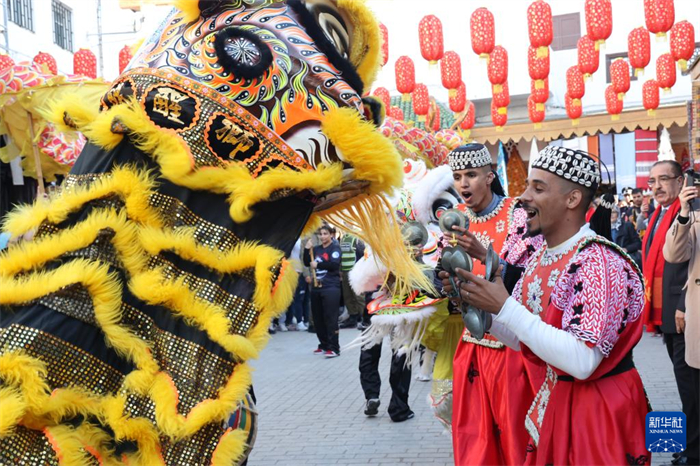 1月22日，在摩洛哥首都拉巴特老城，摩洛哥舞者和舞狮演员同台表演。新华社记者 霍晶 摄