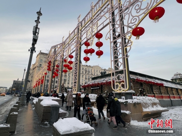 当地时间2月9日，中国农历新年庆祝活动启动仪式在莫斯科市中心的卡梅尔格尔斯基巷举行。图为特维尔大街装饰的中国大红灯笼。<a target='_blank' href='/'><p  align=