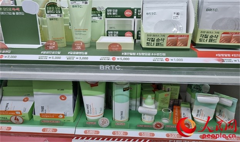 韩国零售连锁店大创推出低价化妆品。人民网 李帆摄