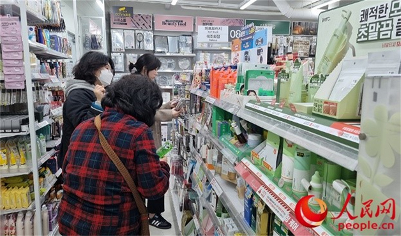 韩国民众在认真挑选低价化妆品。人民网 李帆摄