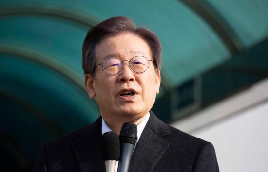 1月10日，韩国最大在野党党首李在明从首尔大学医院出院时发表讲话。新华社发（全休相摄）