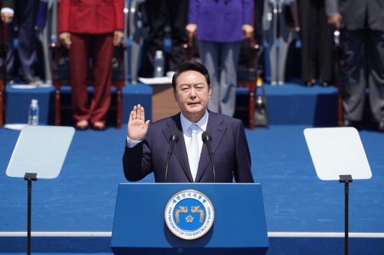 2022年5月10日，在韩国首尔，尹锡悦出席总统宣誓就职仪式。新华社发（李相浩摄）