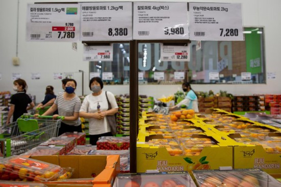2022年7月9日，人们在韩国高阳市一家超市水果区购物。新华社记者王益亮摄