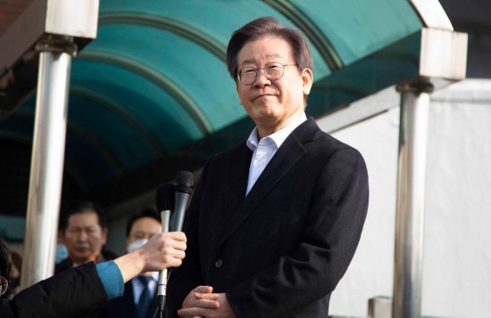 1月10日，韩国最大在野党党首李在明从首尔大学医院出院。李在明1月2日访问釜山加德岛时遭到一名持凶器男子袭击，颈部受伤流血倒地，入院接受治疗。新华社发（全休相摄）
