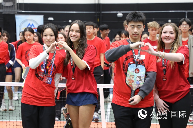 1、当地时间2月7日,中美青少年匹克球友谊锦标赛在美国马里兰州蒙哥马利郡举行。中美青少年在比赛中结下友谊。 人民网记者 李志伟摄