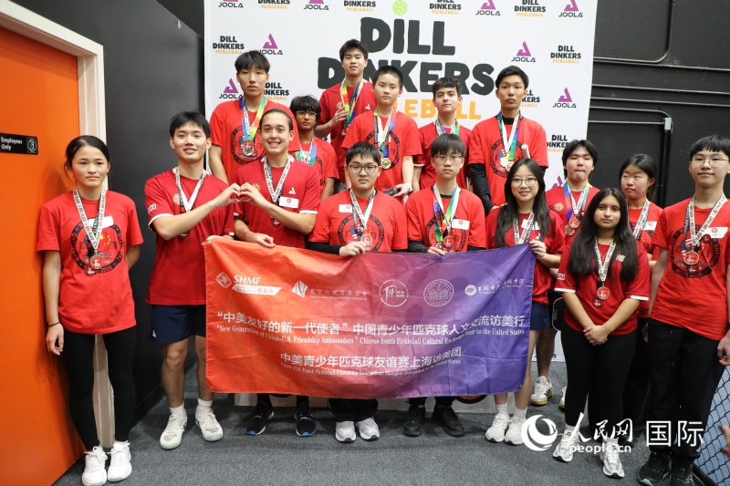 3、图为比赛前八名的选手合影。 人民网记者 李志伟摄