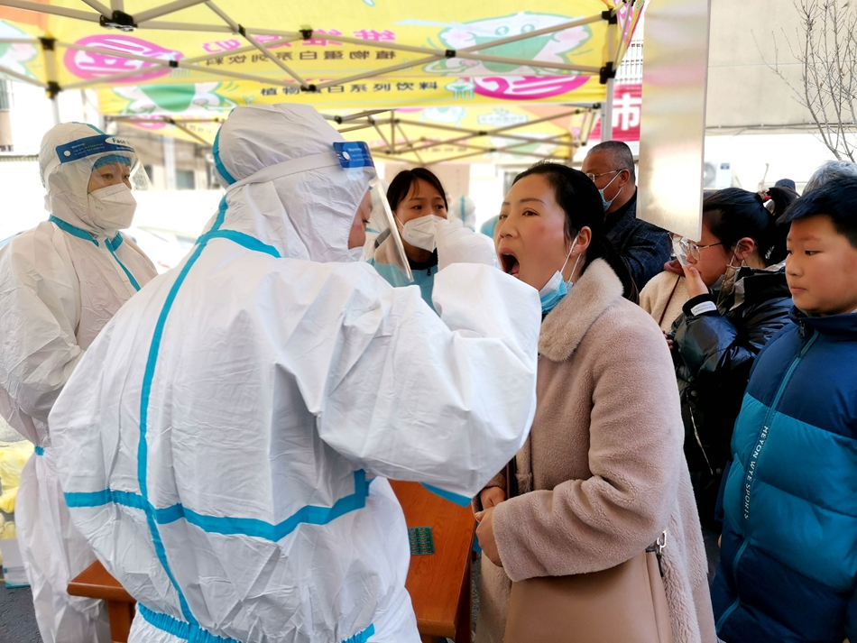 连云港赣榆区抽调近500名医务人员开展核酸检测。朱代桂摄