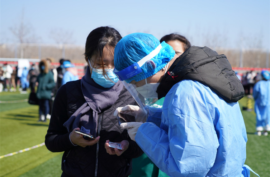 在南开大学津南新校区核酸检测点，学生们有序进行核酸检测。钱星宇摄