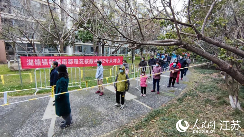 湖塘镇党员干部定点、定人、定岗、定责保障核酸检测有序进行。 武进区委宣传部供图