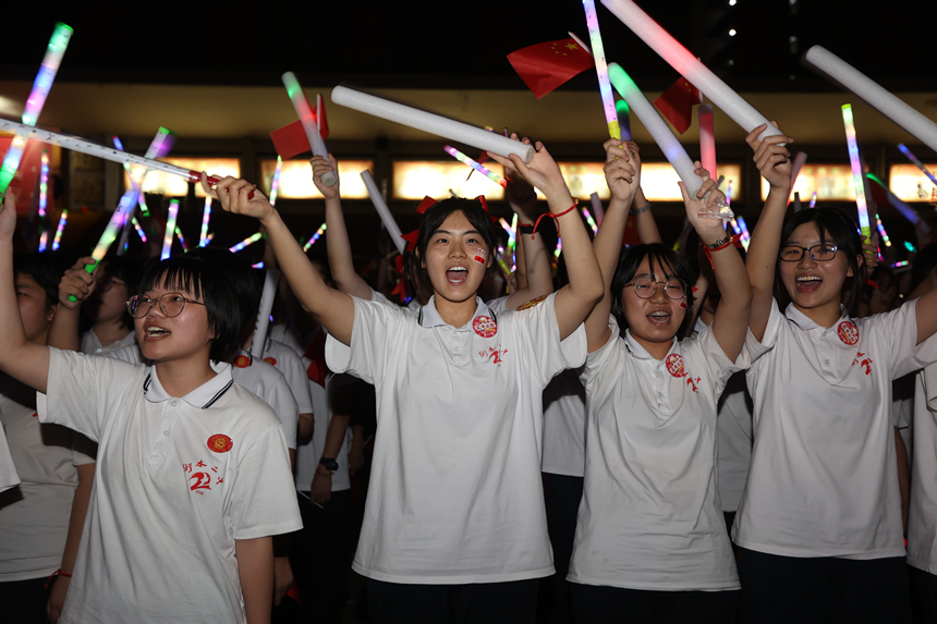 临近高考，衡水市第二中学高三学生合唱《我和我的祖国》，他们用歌声迎接高考。 受访者供图