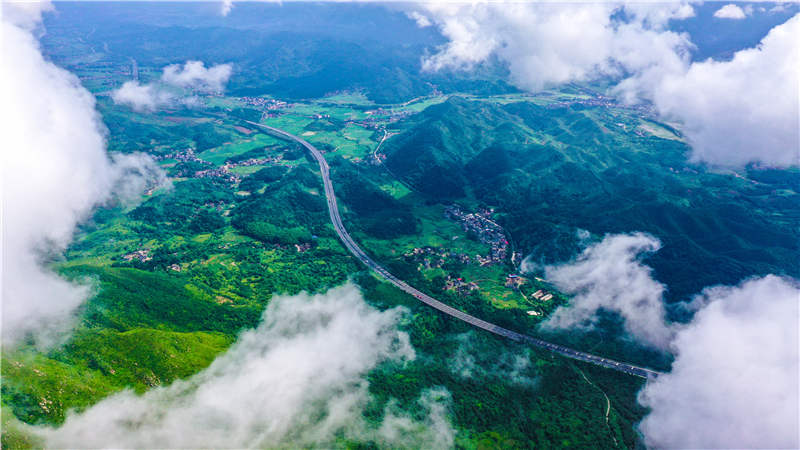 湖南省常宁市庙前镇泉井村，云雾缭绕，青山苍翠，公路蜿蜒，秀美如画。周秀鱼春摄