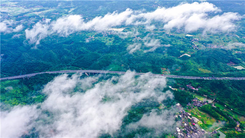 湖南省常宁市庙前镇泉井村，云雾缭绕，青山苍翠，公路蜿蜒，秀美如画。周秀鱼春摄