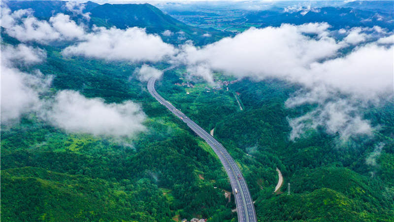 湖南省常宁市庙前镇泉井村，云雾缭绕，青山苍翠，公路蜿蜒，秀美如画。周秀鱼春摄