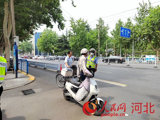 石家庄交警在查处非机动车违章。人民网祝龙超摄