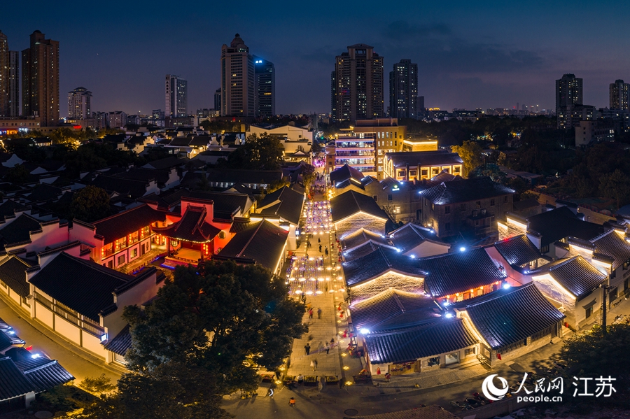 熙南里历史文化休闲街区夜景。熙熙摄