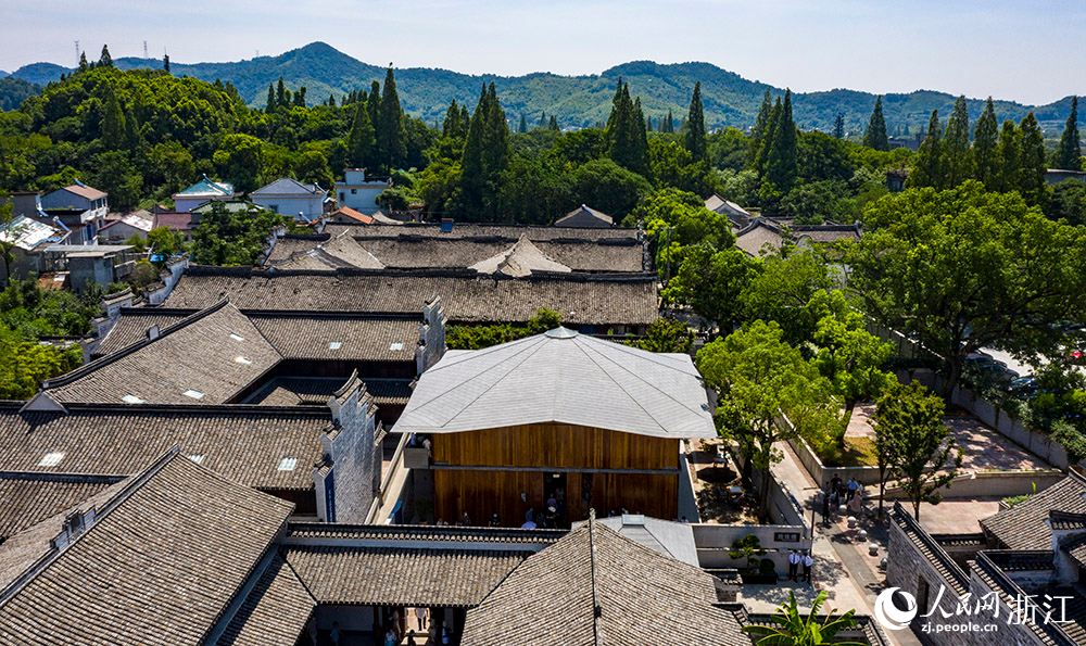 7月23日，空中俯瞰位于宁波市江北区慈城镇的抱珠楼。人民网 章勇涛摄