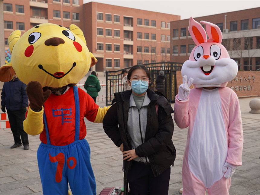 石家庄市第四十八中学学生与“牛牛”“兔八哥”合影。 柴滢摄