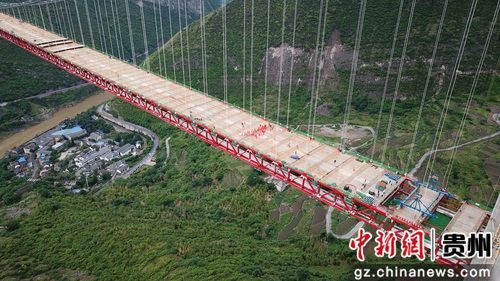 这三个图说写5月30日，贵州习水，世界山区峡谷第一高塔悬索桥——赤水河大桥顺利合龙。