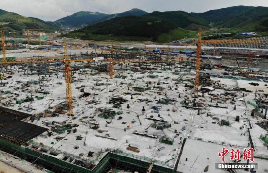 6月28日，航拍镜头下的河北张家口冬奥会太子城冰雪小镇项目。太子城冰雪小镇项目位于2022年冬奥会张家口赛区核心区，连接张家口赛区云顶和古杨树两个竞赛场馆群，建成后将承担赛时核心区配套保障功能，提供冬奥颁奖、贵宾接待、交通换乘、休闲娱乐等服务，赛后将成为一座国际化四季度假小镇。 中新社记者 杨艳敏 摄