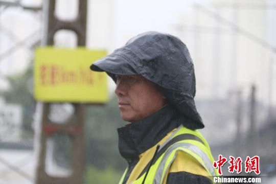 兰州西工务段兰州线路车间防护员雨中巡查。　王光辉 摄